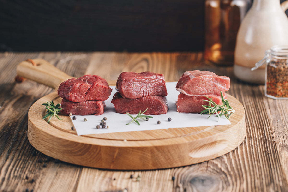 Wildfleisch Fleisch vom Hirsch Reh Wildschwein auf Holzbrett