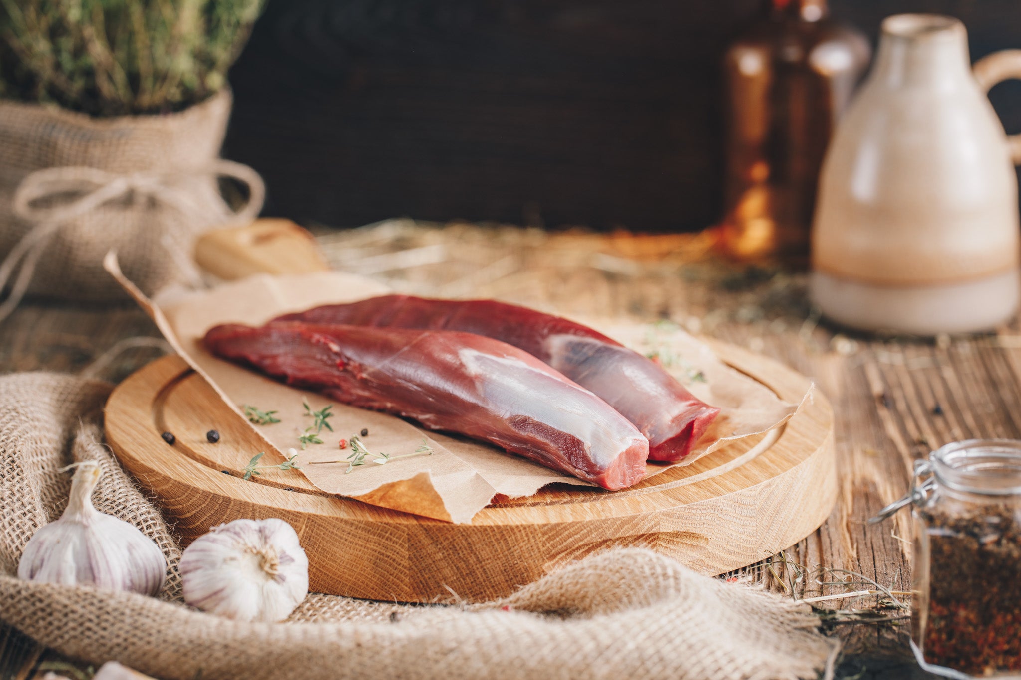 Wildschweinfilet von Ager auf Holzbrett