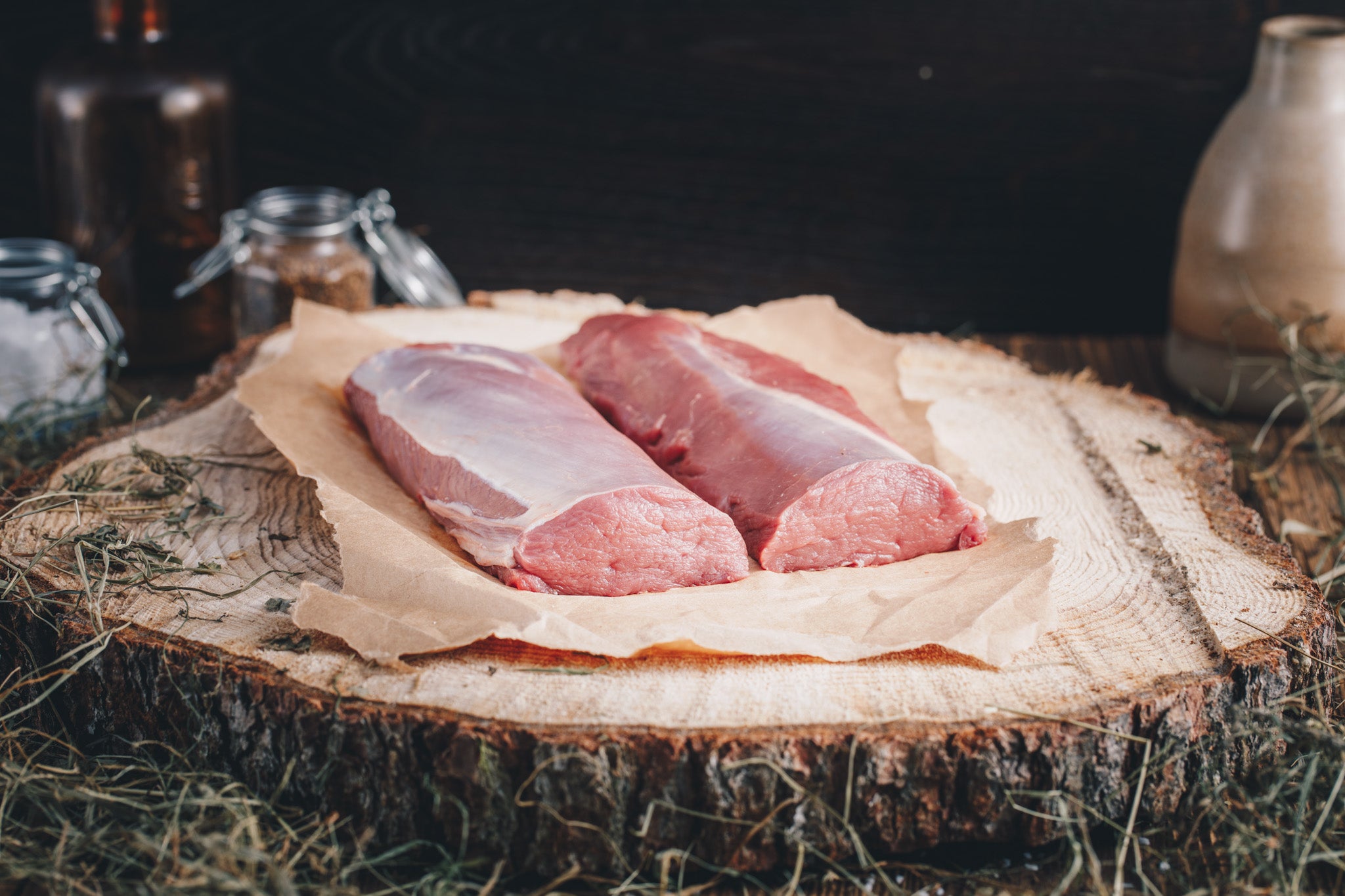 Ager Tirol Hirschfleisch Hirschkalbsrücken roh auf Holzbrett und Heu mit 900g