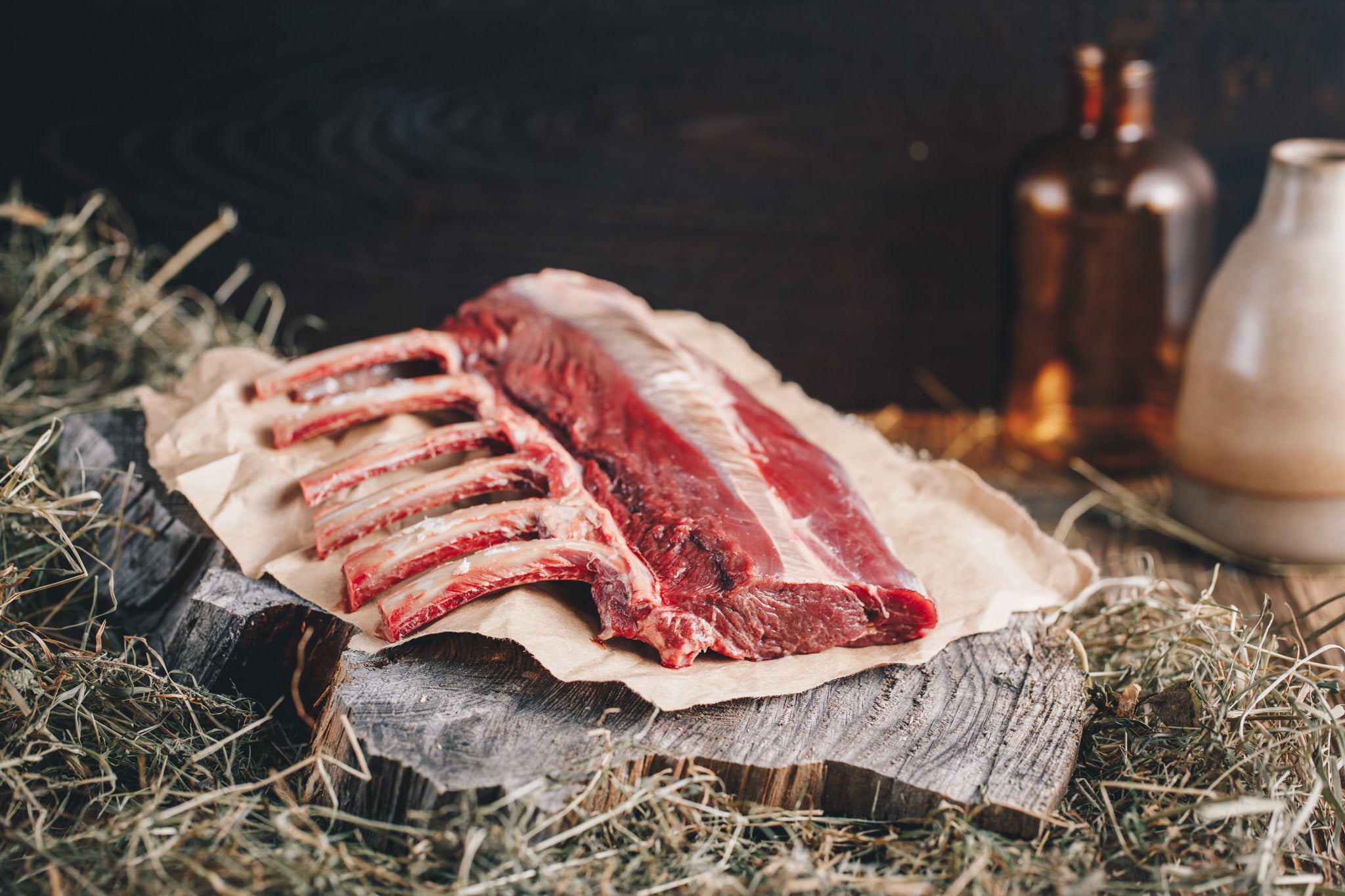 Ager Tirol Hirschfleisch Hirschracks roh auf Holzbrett und Heu mit 650g