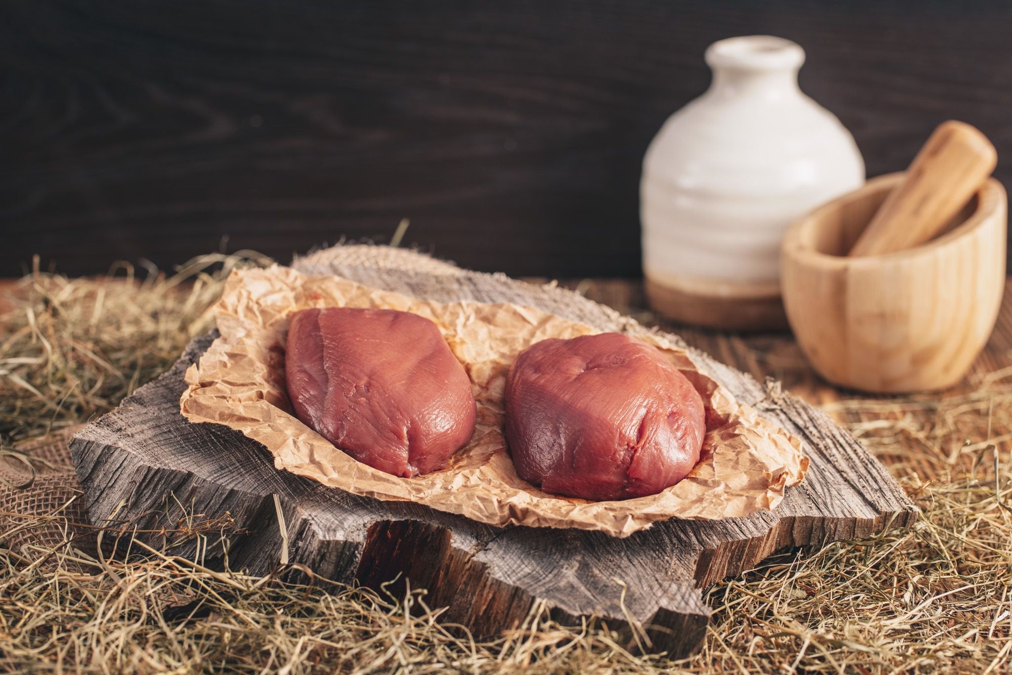 Ager Tirol Rehfleisch Rehbraten Nüsschen Oberschale kleine Nuss auf Holz und Heu