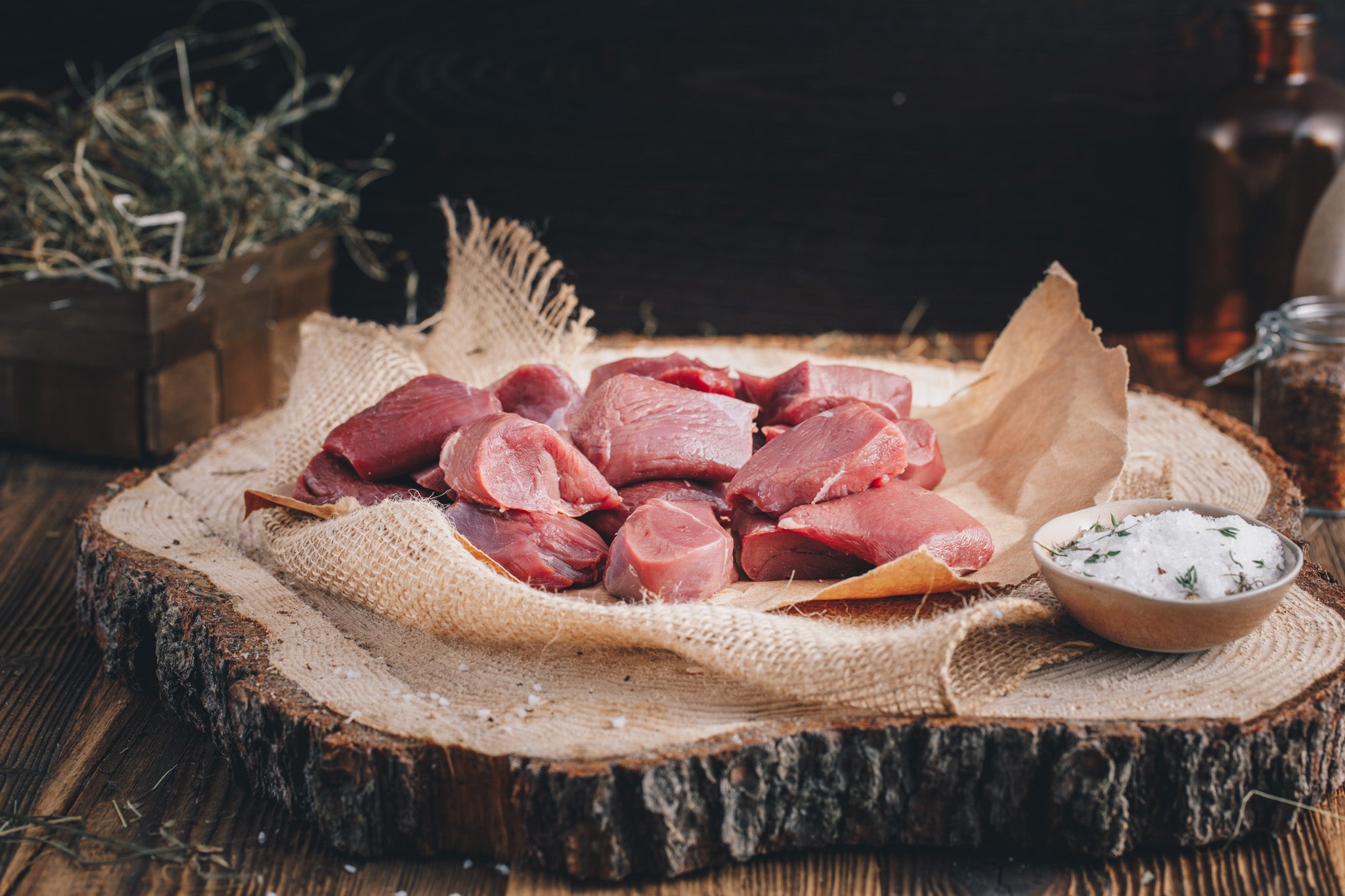 Ager Tirol Rehfleisch Rehgulaschfleisch roh auf Holzbrett und Heu 500g