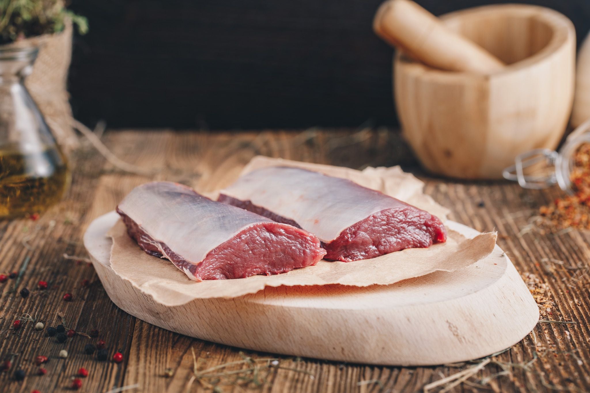 Ager Tirol Rehfleisch Rehrückenfleisch ohne Knochen roh auf Holzbrett und Heu mit 360g