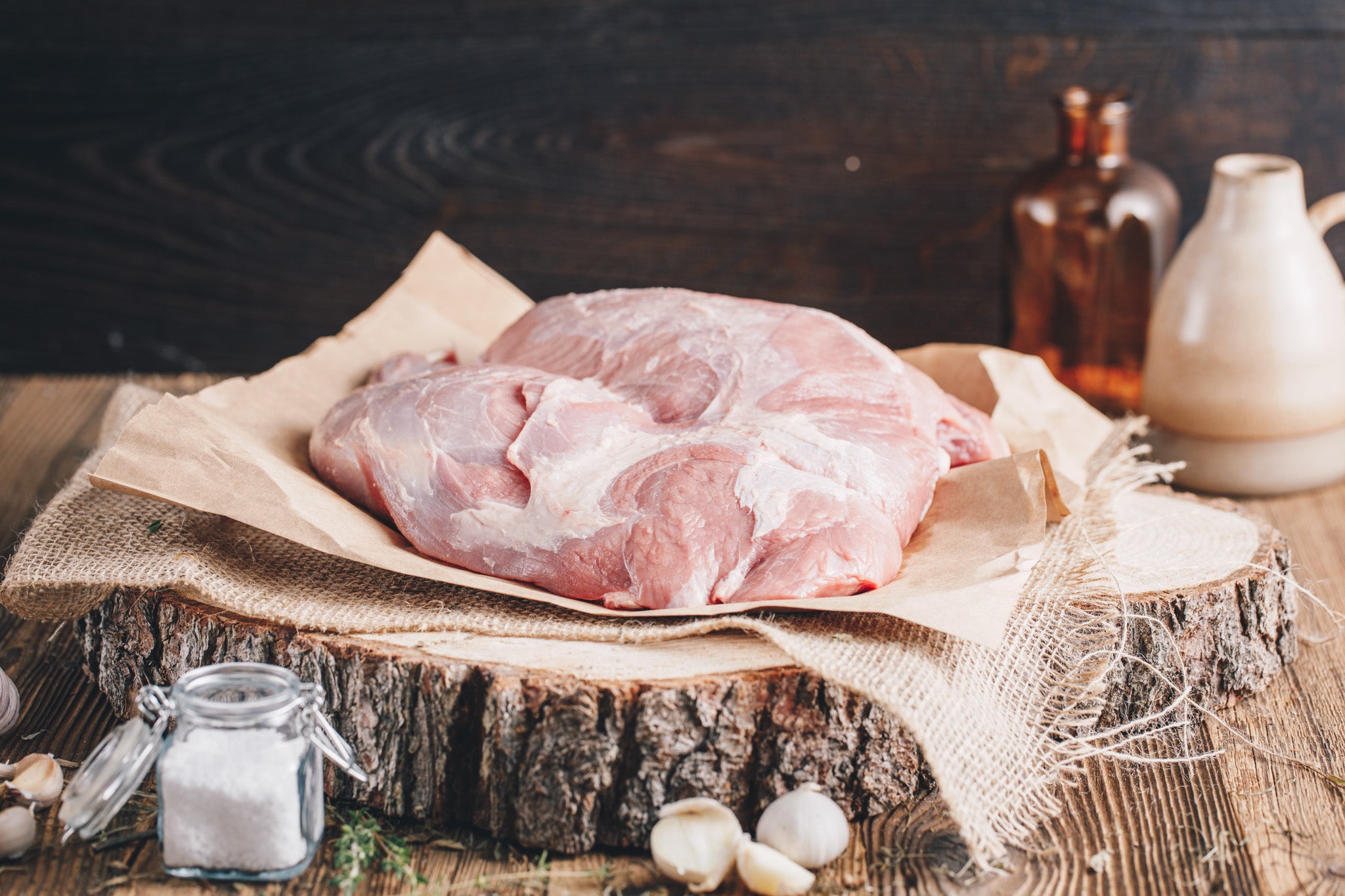 Ager Tirol Wildschweinfleisch Frischlingskeule 2kg roh auf Holzbrett
