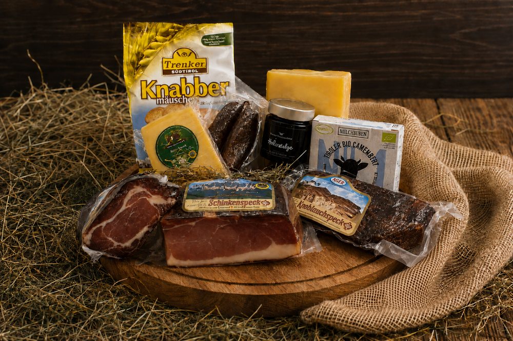 Genusswelt Tiroler Jause Komplettpaket Tiroler Speck und Käse auf Holzbrett
