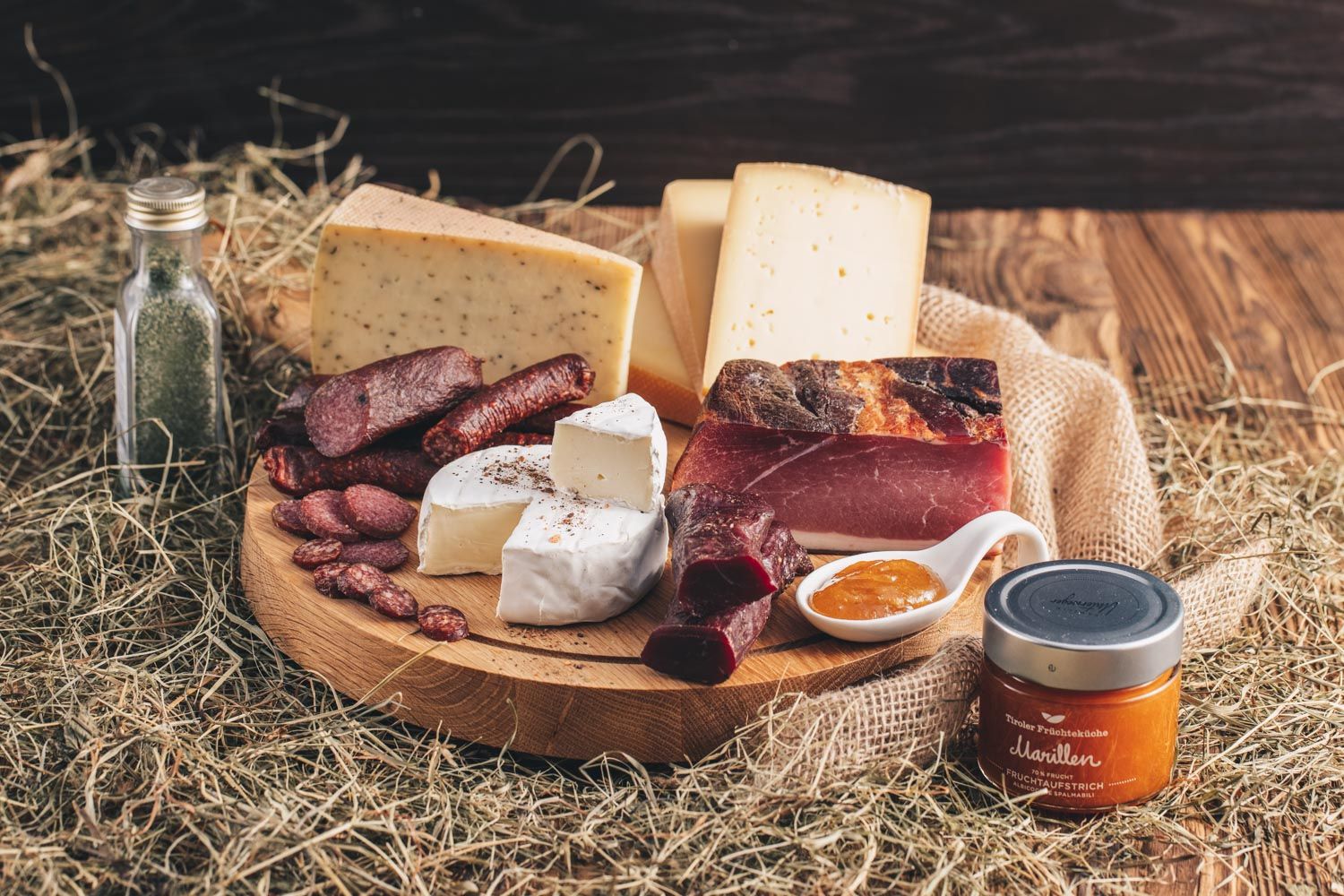 Käse Speck Paket Tiroler Jause premium auf Brett und Heu rustikal