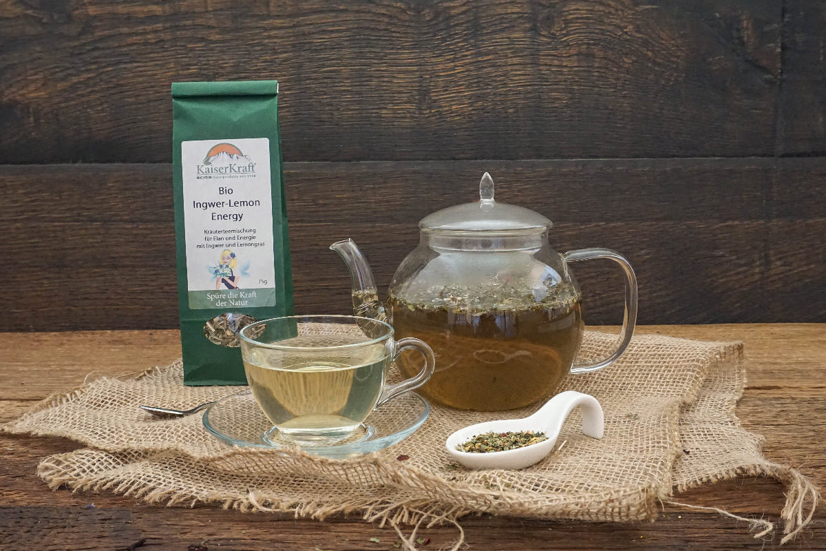 Kaiserkraft Tirol Tee Kräutertee Ingwer Lemon Energy im Beutel mit Kanne und Tasse