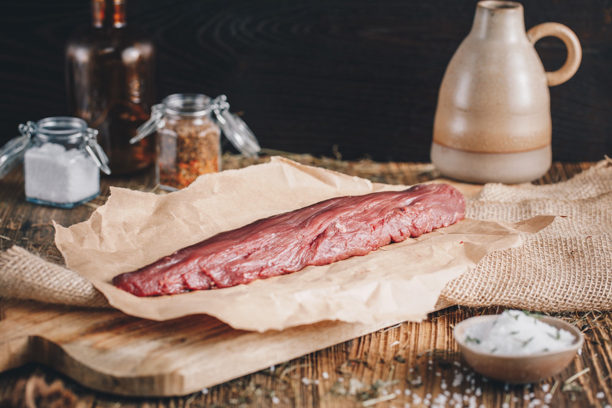 Ager Tirol Hirschfleisch Hirschfilet roh auf Holzbrett und Heu mit 350g