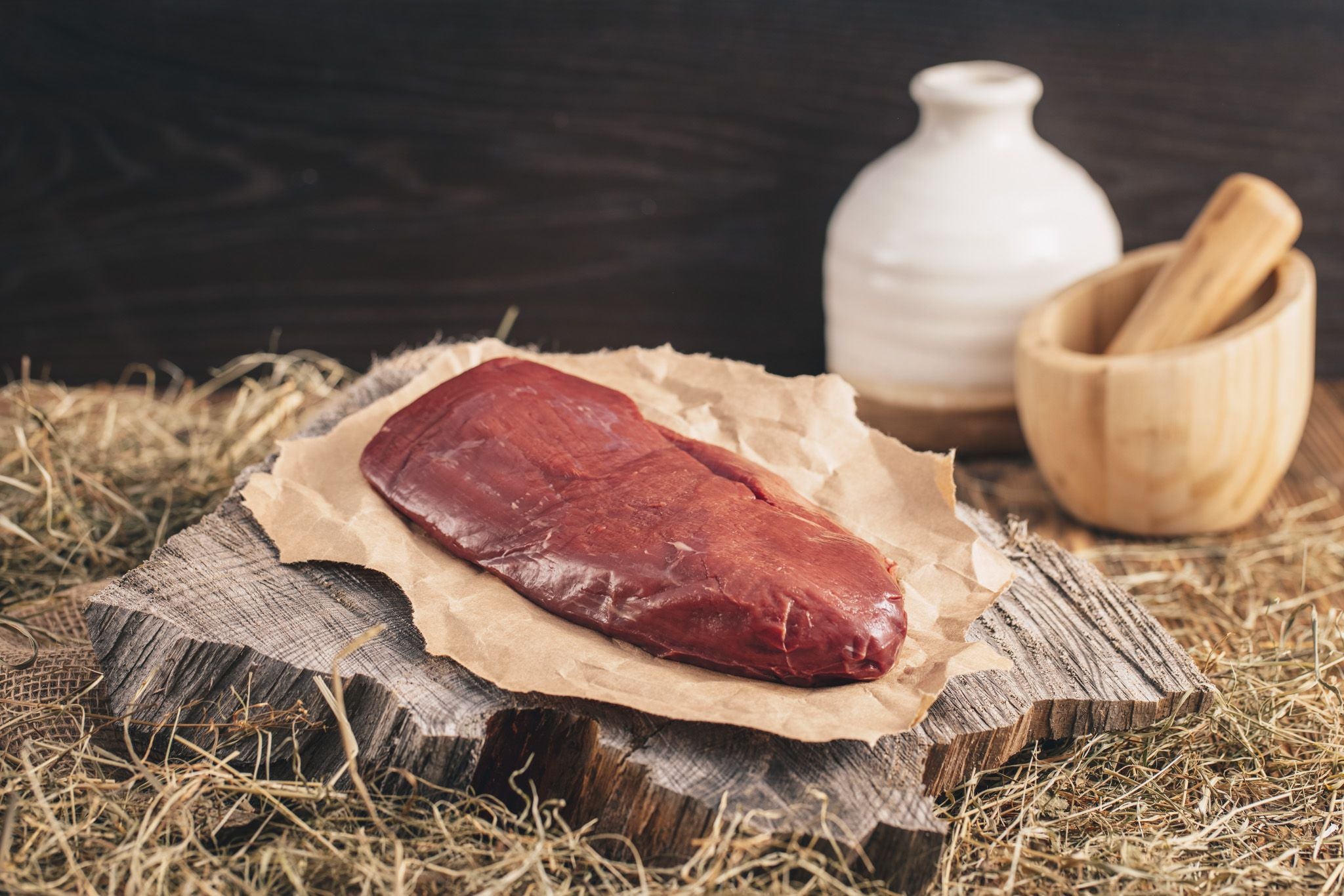 Ager Tirol Rehfleisch Rehbraten Kaiserteil ganzes Stück roh auf Holz und Heu