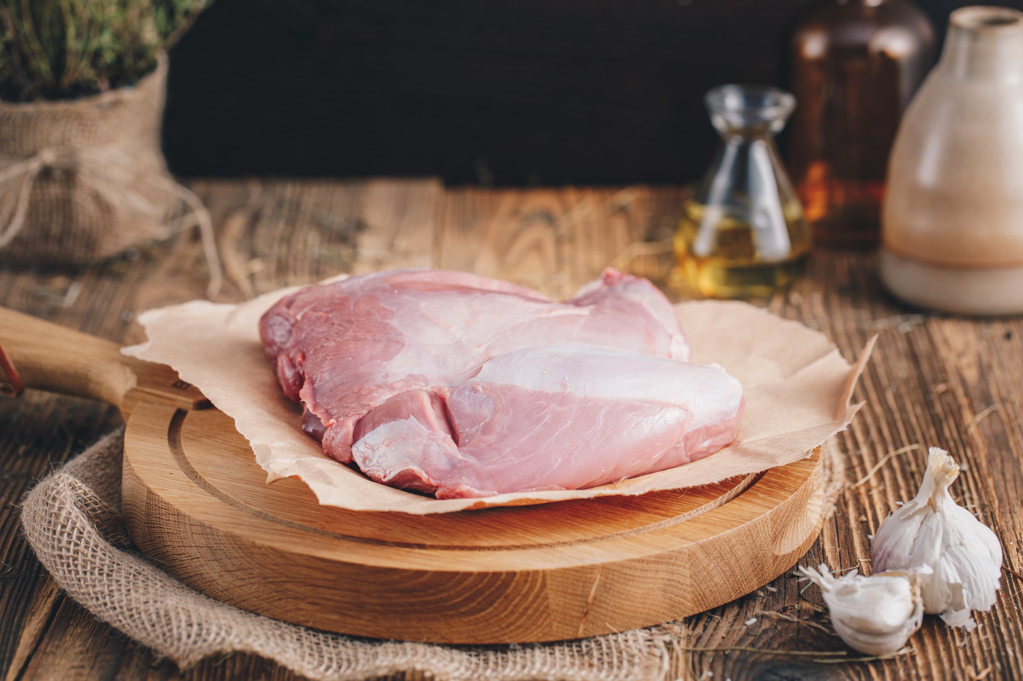 Ager Tirol Rehkeulenfleisch ohne Knochen ganzes Stück 1300g auf Holzbrett 