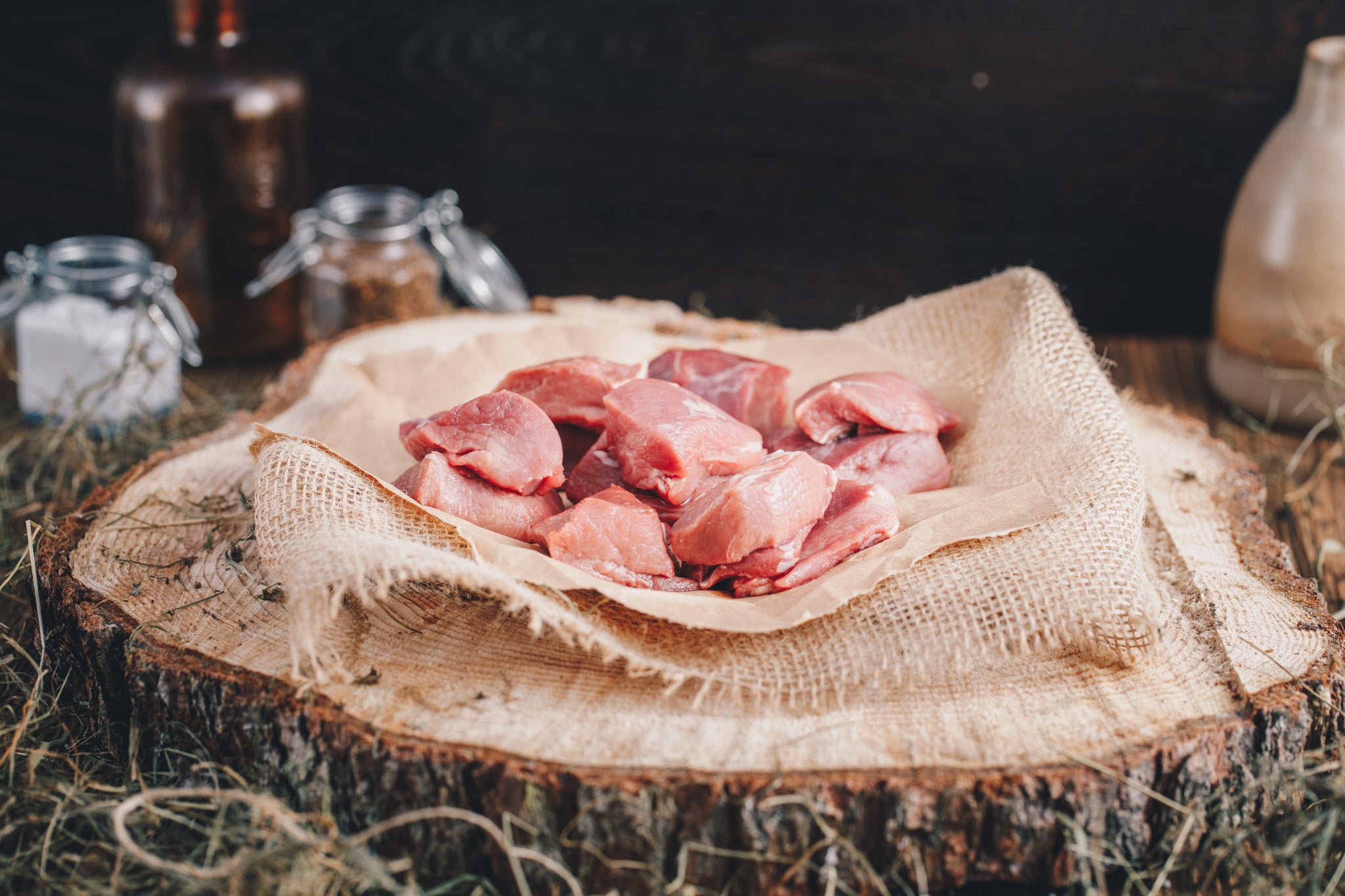 Ager Tirol Wildschweinfleisch Wildschweingulaschfleisch roh auf Holzbrett und Heu mit 500g