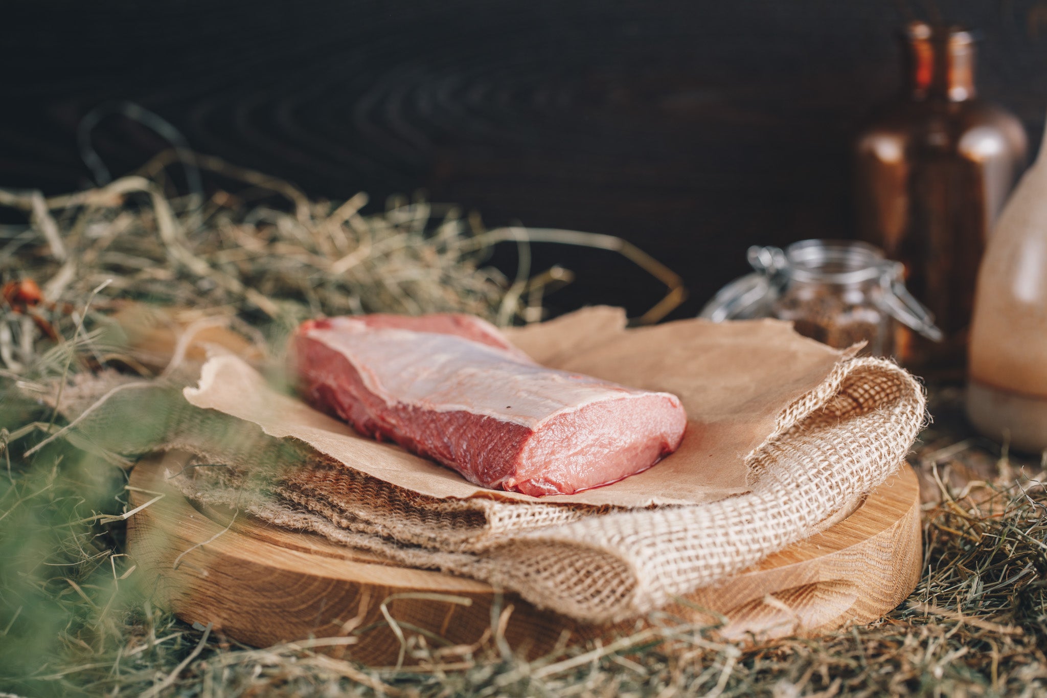 Ager Tirol Wildschweinfleisch Wildschweinrücken im Ganzen roh auf Holzbrett und Heu mit 450g