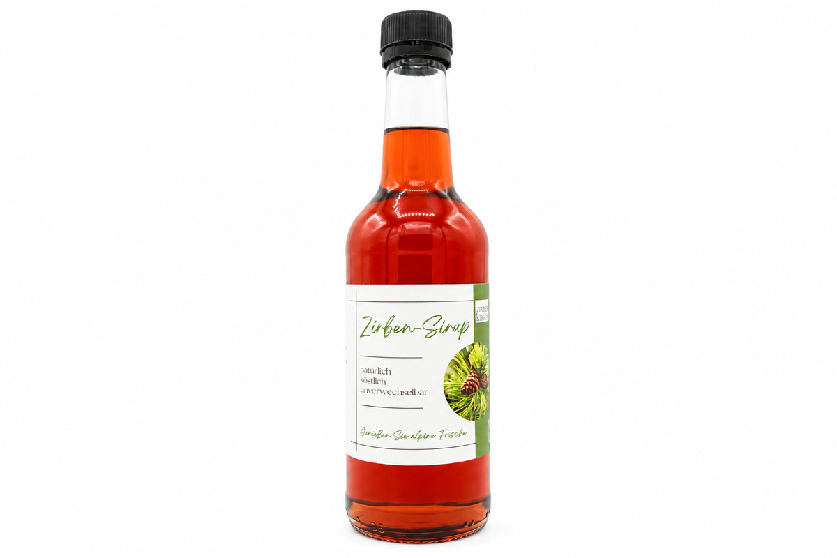 Flasche Tiroler Zirben-Sirup 350 ml auf weißem Hintergrund
